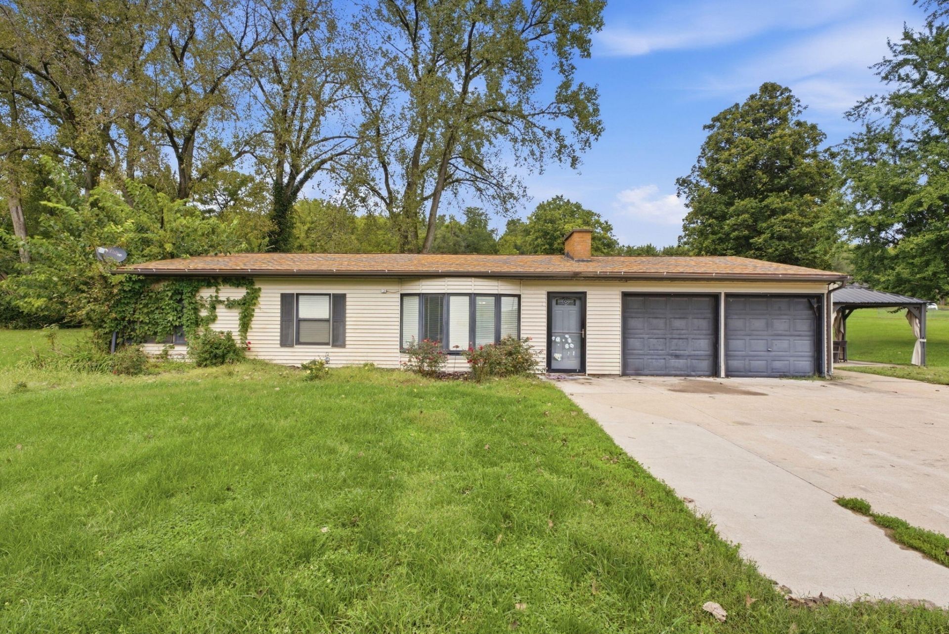 2945 Highway 22, Muscatine, IA 52761 Main Photo