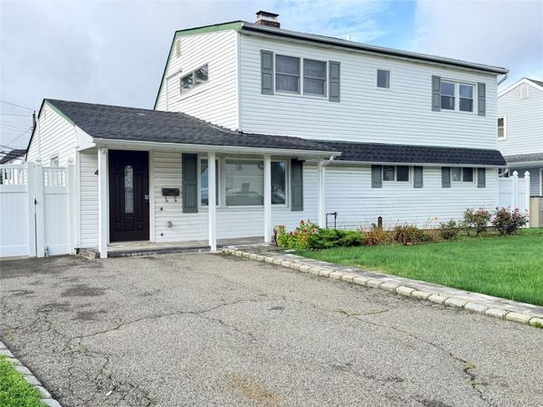 4 Carriage Ln, Levittown, NY 11756
