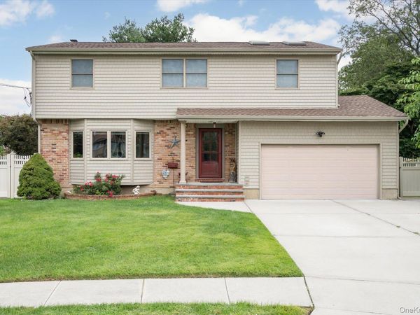 73 Anndom Court , North Babylon, NY 11703
