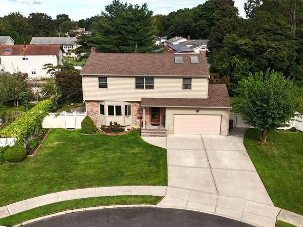 73 Anndom Court , North Babylon, NY 11703