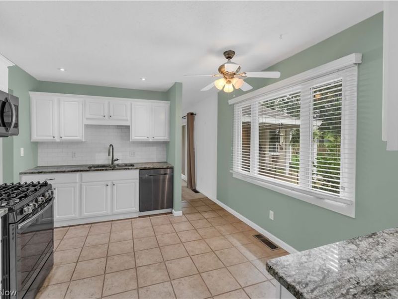 6210 Mills Creek Lane, North Ridgeville, OH 44039 Photo 12