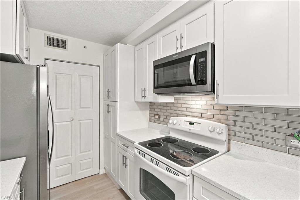 8960 Colonnades Ct E, Unit 915, Bonita Springs, FL 34135 Photo
