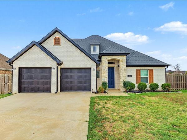 1902 W Broadway Place, Rogers, AR 72758