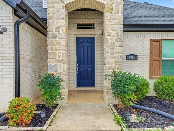 1902 W Broadway Place, Rogers, AR 72758