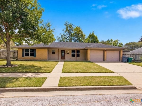 5006 Evergreen Street , Victoria, TX 77904