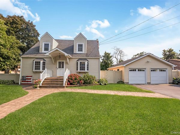 8 N 5th Street , Holbrook, NY 11741