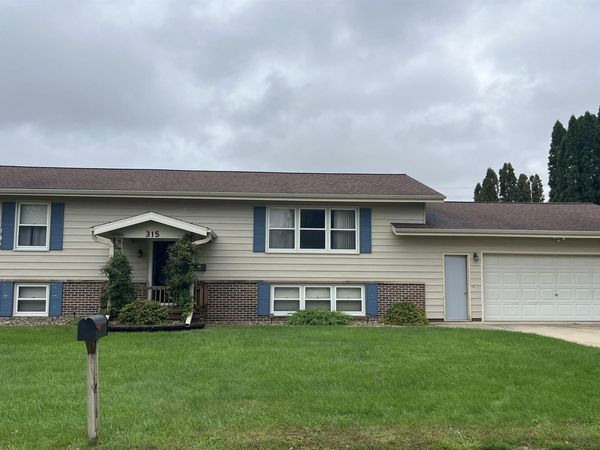 315 S 5th Avenue, New Hampton, IA 50659