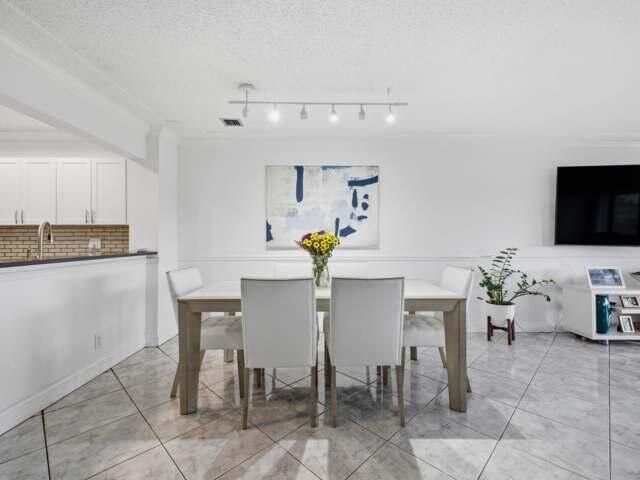 1800 Embassy Drive, Unit 132, West Palm Beach, FL 33401 Photo
