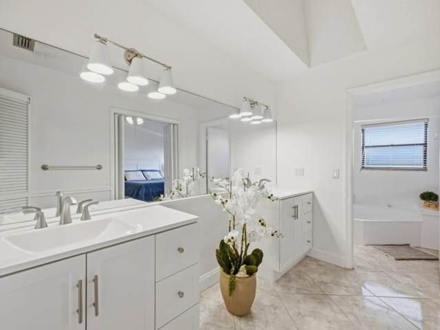 1800 Embassy Drive, Unit 132, West Palm Beach, FL 33401 Photo