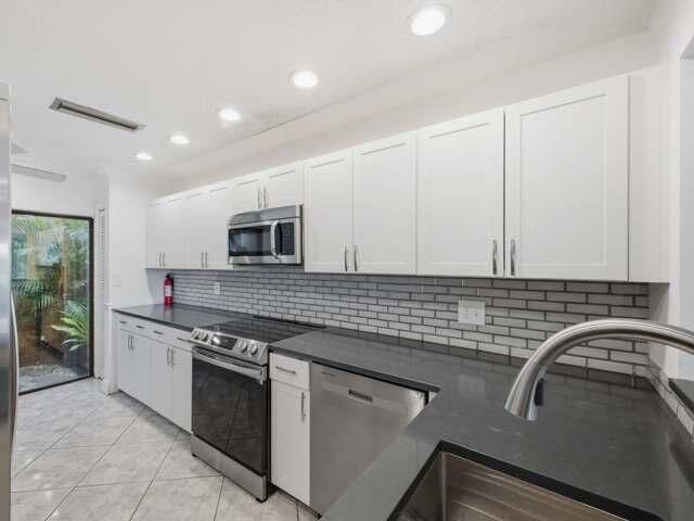 1800 Embassy Drive, Unit 132, West Palm Beach, FL 33401 Photo