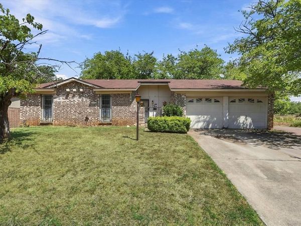 200 Quail Creek Drive , Crowley, TX 76036