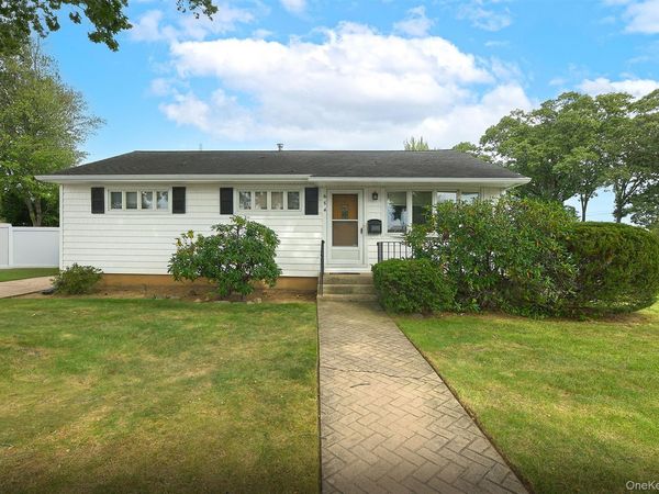 654 Carlyle Avenue, Franklin Square, NY 11010