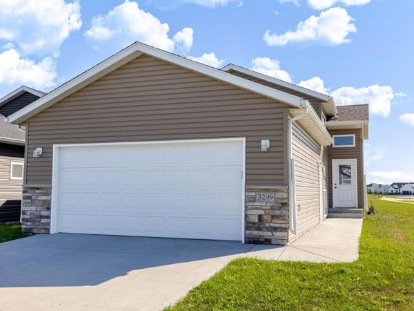 3299 Maple Leaf Loop S, Fargo, ND 58104