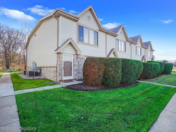 50406 BAY Run S, Chesterfield Township, Mi 48047