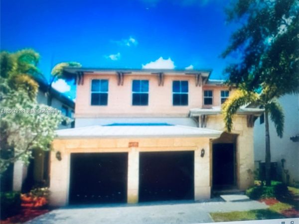 10464 NW 70th Ln , Doral, FL 33178