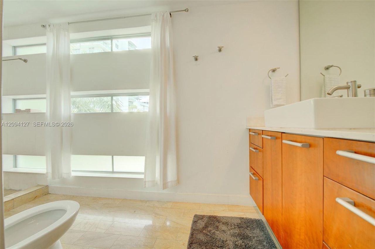 1577 Bay Rd , Unit 201, Miami Beach, FL 33139 Photo
