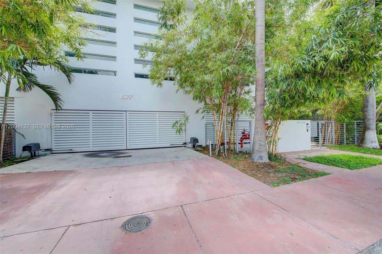 1577 Bay Rd , Unit 201, Miami Beach, FL 33139 Photo