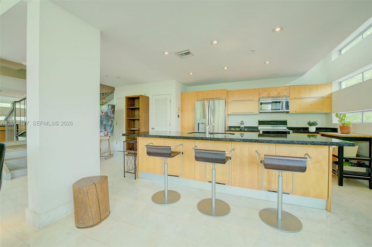 1577 Bay Rd , Unit 201, Miami Beach, FL 33139 Photo