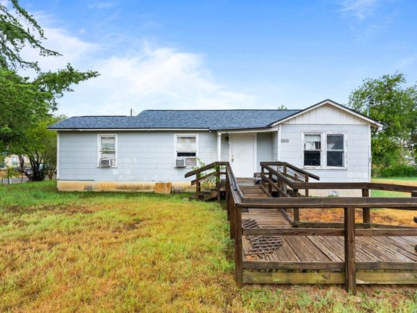1067 2ND ST, Floresville, TX 78114