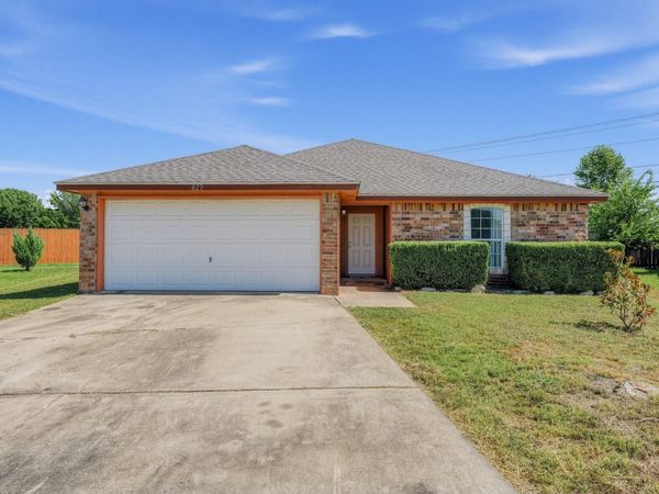 823 Ruby CT, Jarrell, TX 76537