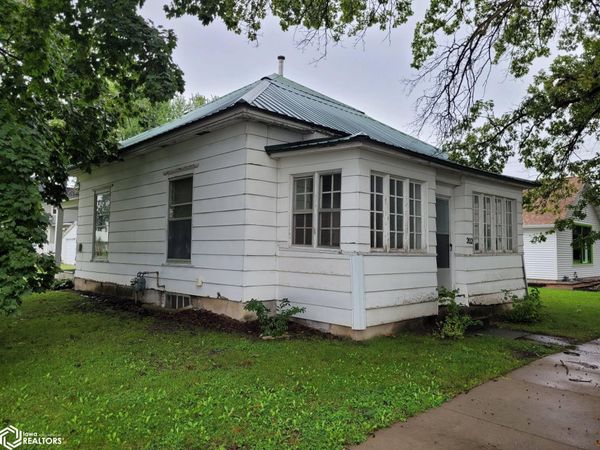 202 E Jackson Street, Sigourney, IA 52591