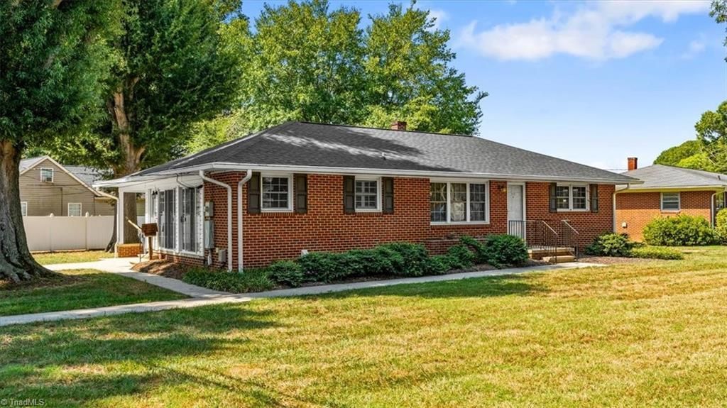 212 W Gilbreath Street, Graham, NC 27253 Main Photo