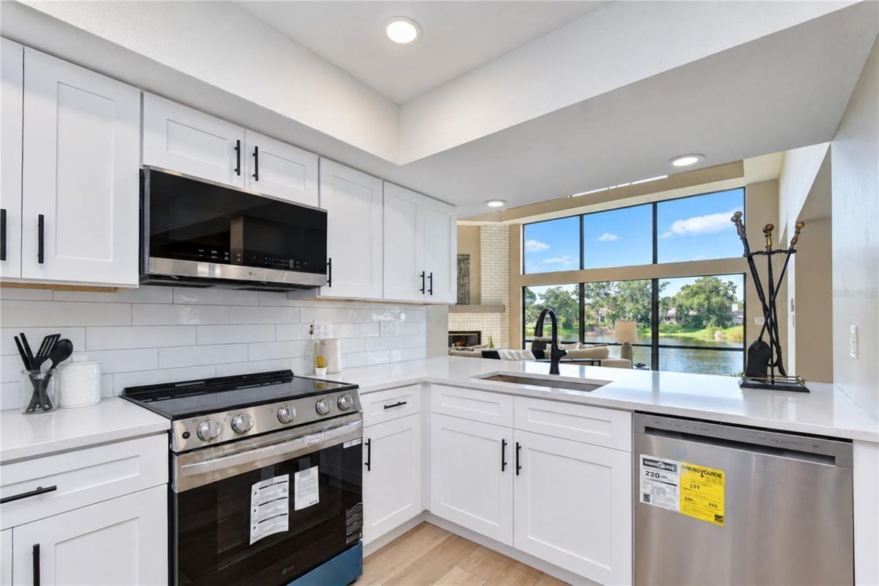 806 Sandringham Lane, Lutz, FL 33549 Photo