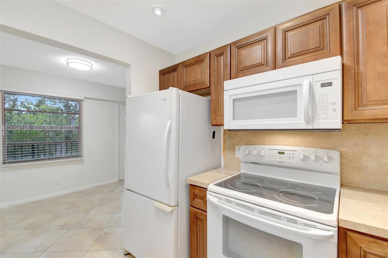 13475 SW 9th St , Unit 413A, Pembroke Pines, FL 33027 Photo