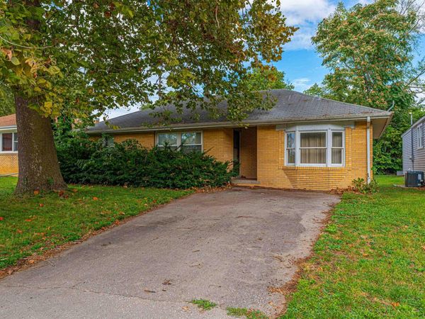 712 1ST Street, Lincoln, IL 62656