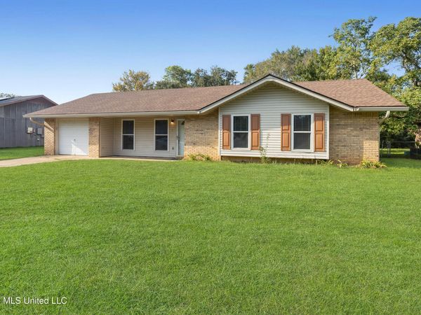 2 Stratford Place, Gulfport, MS 39503