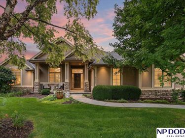 4903 Shoreline Circle, Papillion, NE 68133