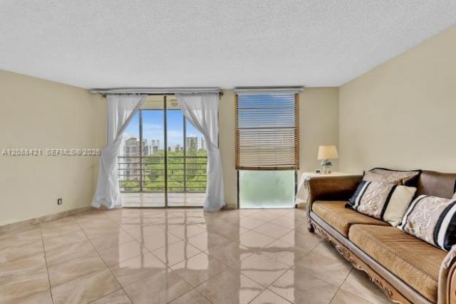 20400 W Country Club Dr , Unit 711, Aventura, FL 33180 Photo