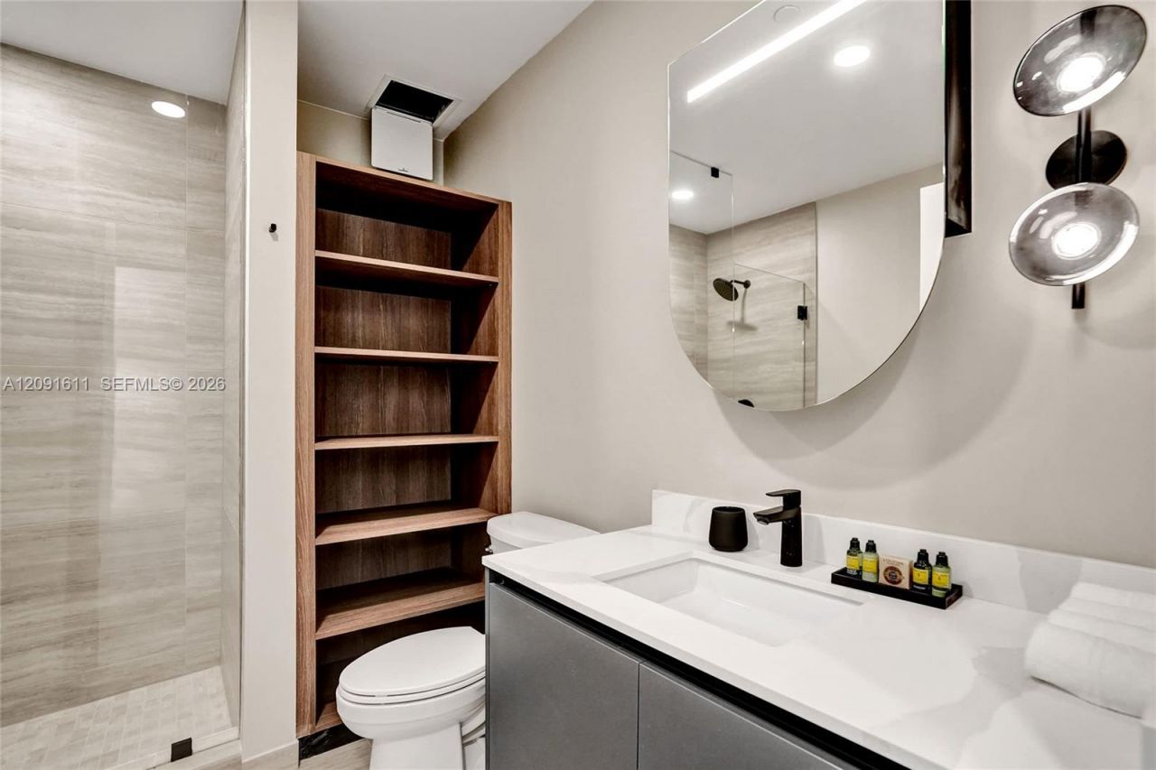 580 72nd St , Unit 813, Miami Beach, FL 33141 Photo