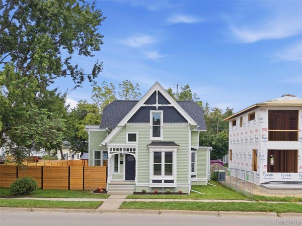 213 W Shiawassee Avenue, Fenton, Mi 48430