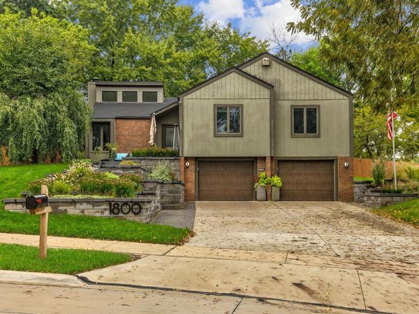 1800 NW 99th Court, Clive, IA 50325