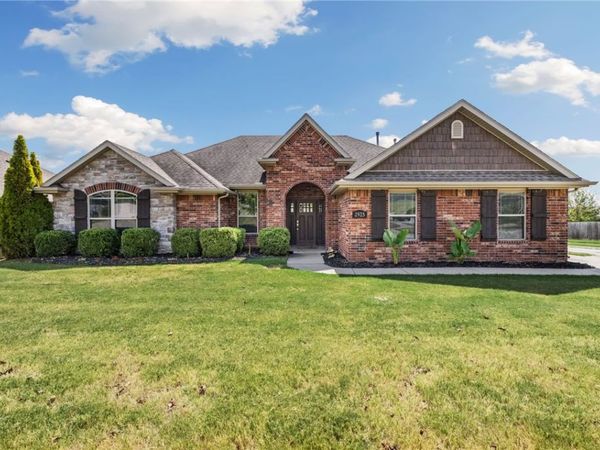 2925 Featherock Way, Fayetteville, AR 72704