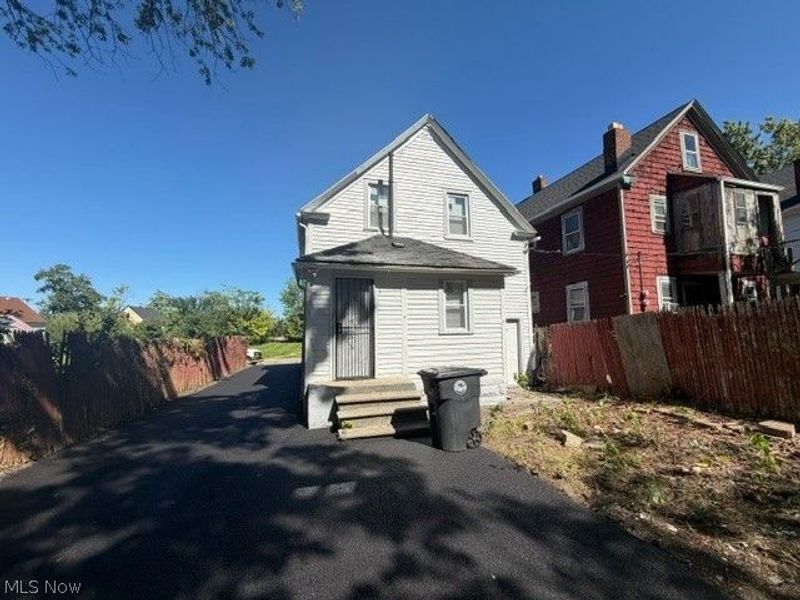 10800 Crestwood Avenue, Cleveland, OH 44104 Photo 3