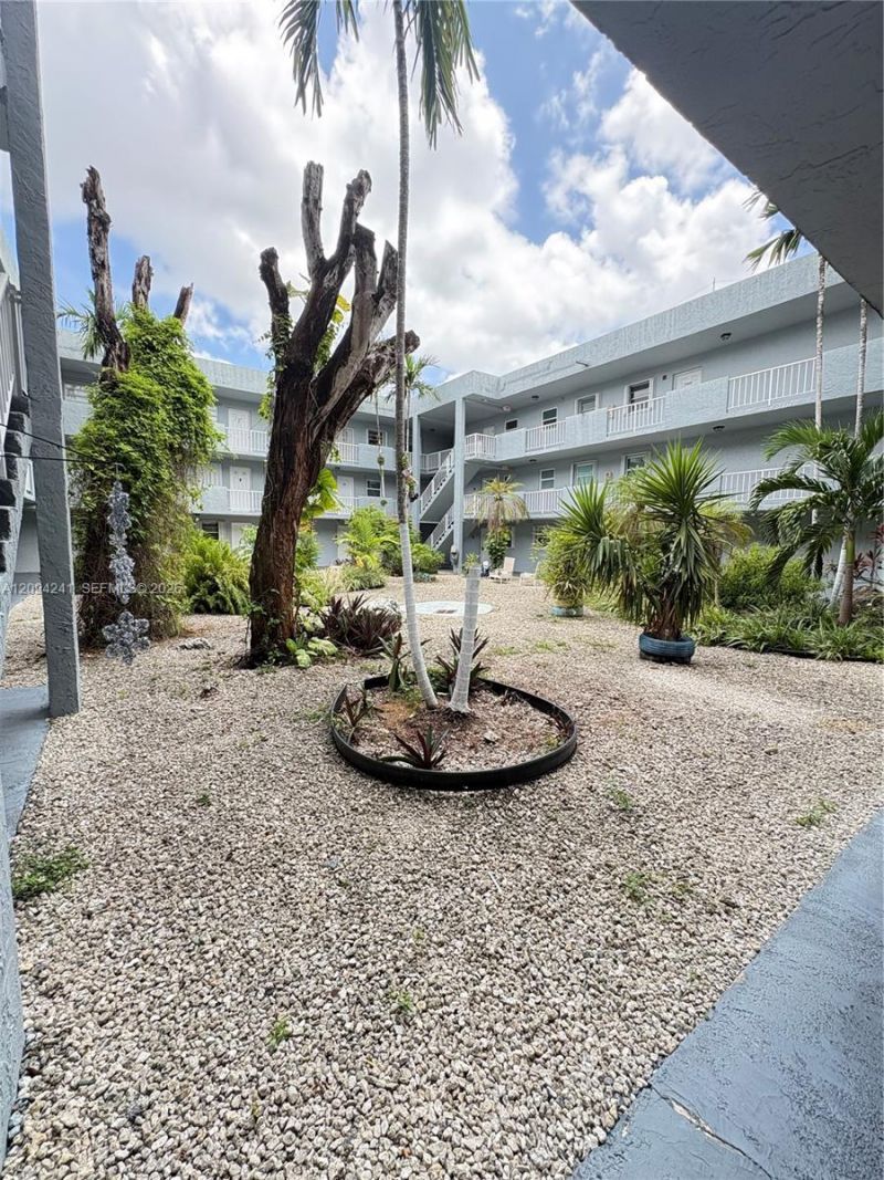 1725 W 60th St , Unit F202, Hialeah, FL 33012 Photo