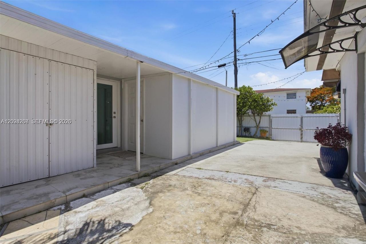 301 SW 36th Ave , Miami, FL 33135 Photo