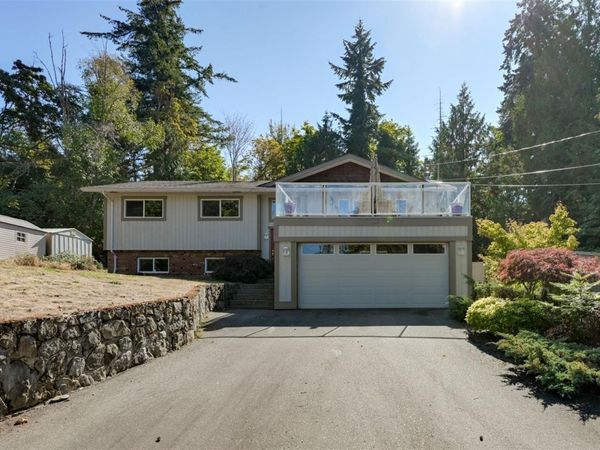 1215 Cloake Hill Rd, North Saanich, BC V8L 5K3