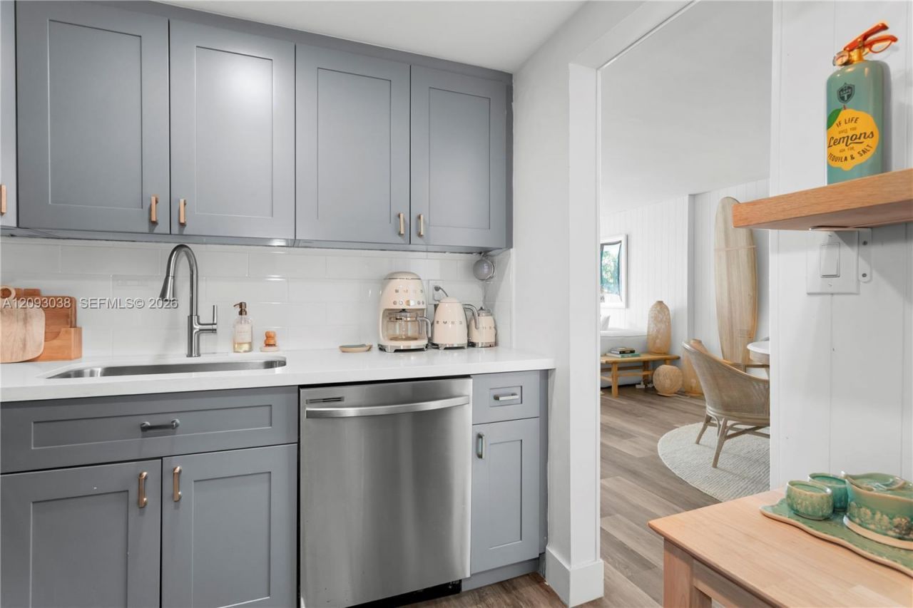 4301 Collins Ave , Unit 207, Miami Beach, FL 33140 Photo