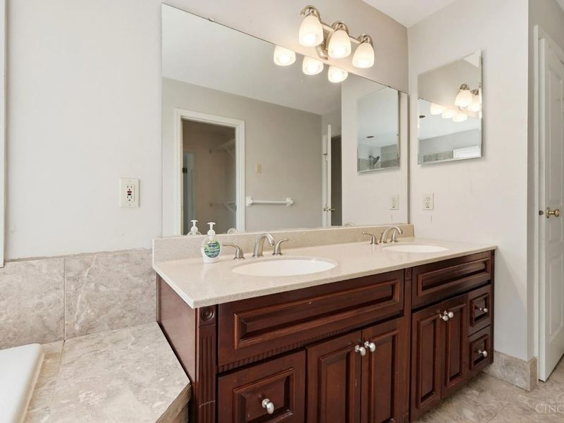 10934 Fallstone Drive, Cincinnati, OH 45246 Photo 52