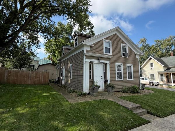 21 W College Street , Fredericktown, OH 43019