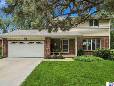 6621 Park Crest Court, Lincoln, NE 68506