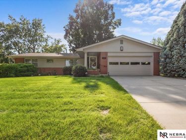 431 Lakewood Drive, Lincoln, NE 68510