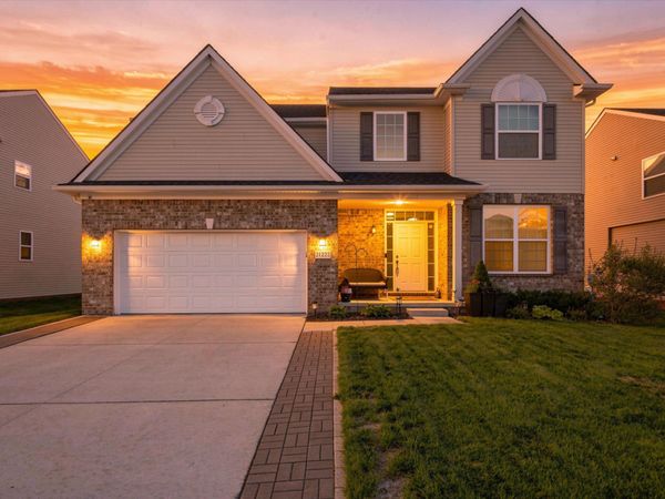 21222 Laurelwood Court, Farmington, MI 48336