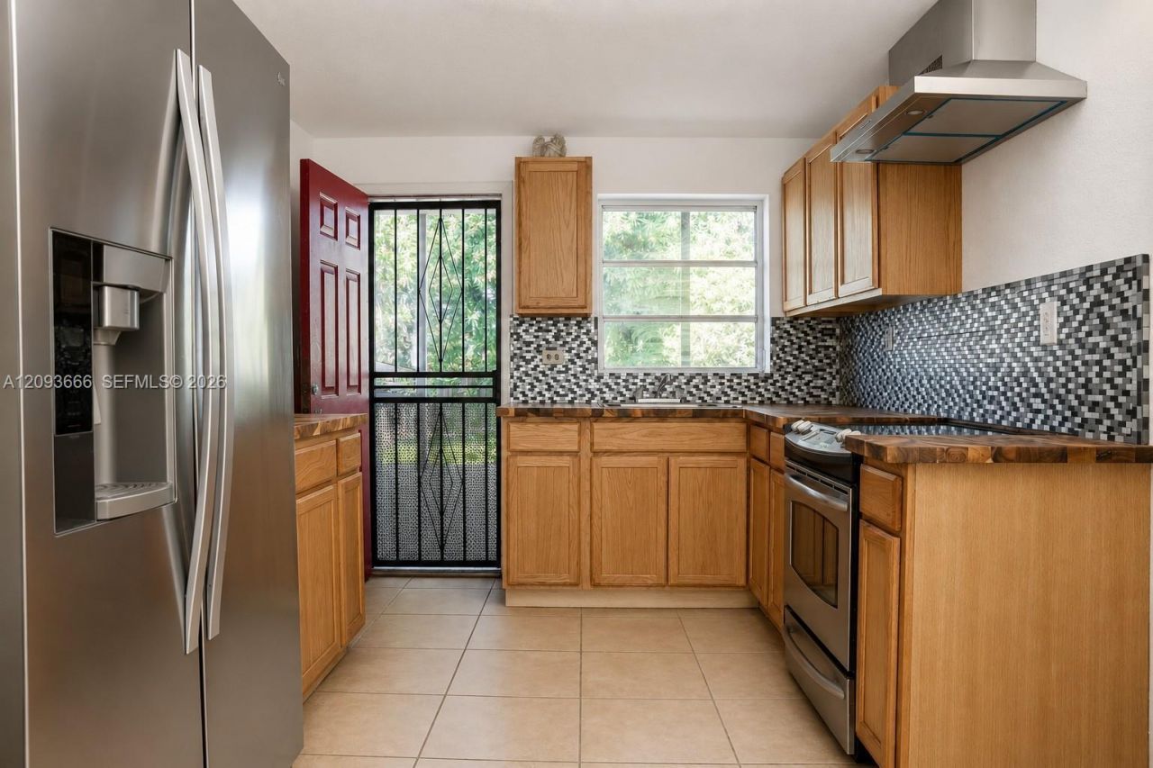 861 W 32nd St , Hialeah, FL 33012 Photo