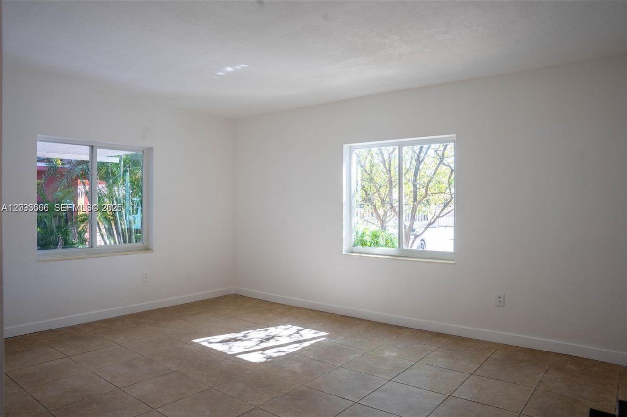 861 W 32nd St , Hialeah, FL 33012 Photo