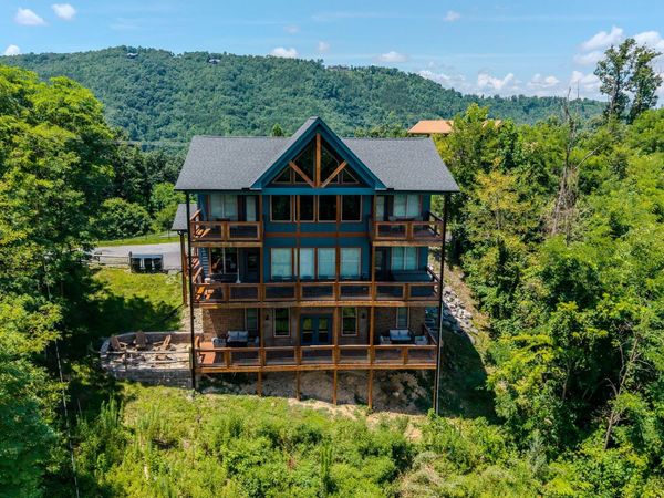 928 N Woodland Dr , Gatlinburg, TN 37738