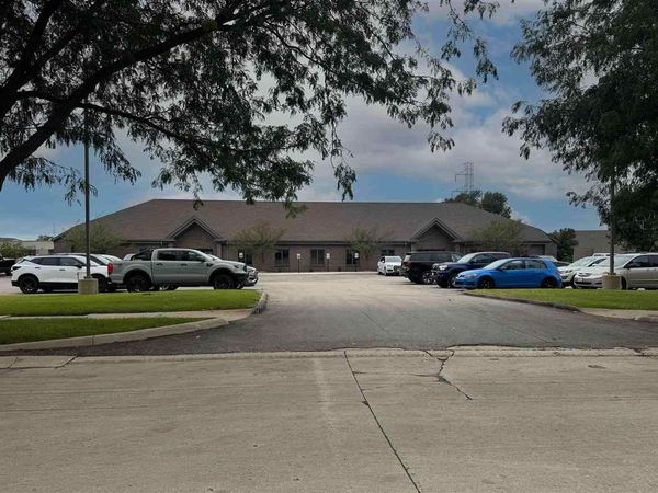 6105 Rockwell Dr NE, Cedar Rapids, IA 52402